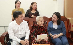 Phó Chủ tịch nước Võ Thị Ánh Xuân thăm Mẹ Việt Nam anh hùng, thương binh tại Cà Mau