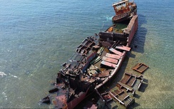 Video: Cận cảnh phá dỡ con tàu 4.500 tấn trên biển Mũi Dinh