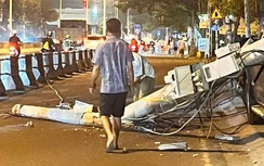 Xe ben bật thùng, kéo gãy cột điện, đè trúng ô tô bán tải