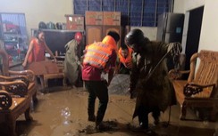 Mưa lũ ở Lào Cai: Trắng đêm sơ tán dân khỏi vùng ngập sâu