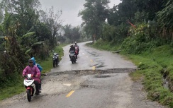 Nhiều tuyến quốc lộ, tỉnh lộ ở Quảng Ngãi sạt lở, giao thông chia cắt