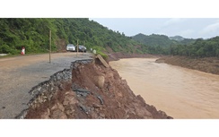 Quốc lộ 16 qua Nghệ An sạt lở nghiêm trọng, giao thông chia cắt