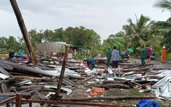 Lốc xoáy làm sập, tốc mái 22 căn nhà ở Cà Mau
