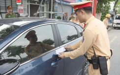 Bị phạt vì dừng, đỗ sai trên đường phân làn cứng, tài xế nói "không thấy biển cấm"