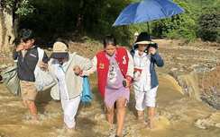 Sạt lở cô lập bản vùng cao, sản phụ "vượt cạn" sinh con trên đường