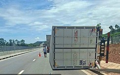 Bản tin TNGT 29/7: Xe tải mất lái lật trên cao tốc Hàm Nghi - Vũng Áng, tài xế mắc kẹt