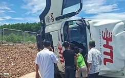 Hà Tĩnh: Giải cứu tài xế xe tải lật trên cao tốc mắc kẹt trong cabin
