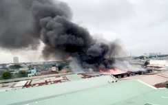 Khoảng 200 cảnh sát, 29 xe cứu hỏa dập đám cháy nhà kho ở TP.HCM