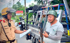 CSGT TP.HCM tăng cường xử lý phương tiện chở hàng cồng kềnh, quá khổ trên đường