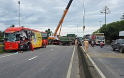 Xe giường nằm va chạm ô tô đầu kéo trên quốc lộ 1 qua Quảng Trị, 2 người bị thương