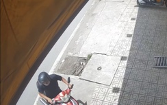 Giả mua vàng rồi cướp nhẫn, kéo ngã nữ nhân viên tiệm vàng