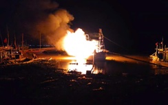 Tàu cá bất ngờ bốc cháy lúc nửa đêm