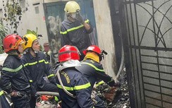 TP.HCM: Cháy nhà lúc rạng sáng, hai cụ bà được cứu kịp thời