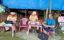 CSGT kiểm tra xử phạt 5 bến đò, tạm giữ 5 giấy chứng nhận chuyên môn của 5 thuyền trưởng