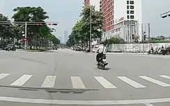 Xe máy vượt đèn đỏ, va chạm với phương tiện khác