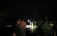 Hà Tĩnh: Hai cha con du khách được cứu sau một đêm bị sóng đánh dạt trôi trên biển