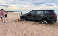 Lái ô tô xuống bãi biển, người đàn ông bị phạt 5 triệu đồng