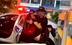 Tài xế đột quỵ bất tỉnh trên cao tốc, CSGT lái xe đặc chủng đưa đi cấp cứu