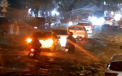 Đường phố Đà Nẵng ngập sâu sau mưa lớn, người dân bì bõm đẩy xe về nhà