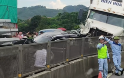 Bốn ô tô đâm liên hoàn, cao tốc Mai Sơn - QL45 tắc dài