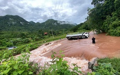 Mưa lũ, sạt lở đất khiến giao thông vùng biên giới Nghệ An bị chia cắt