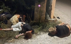 Xe máy chở ba tông vào cột điện, 2 người chết, 1 người bị thương