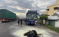 Xe máy cháy rụi sau va chạm với xe khách, 2 người tử vong