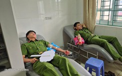 Cán bộ chiến sĩ công an Tuyên Quang kịp thời hiến máu cứu người dân qua cơn nguy kịch