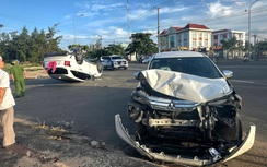 Hai ô tô tông nhau, một chiếc lật ngửa làm hai người bị thương