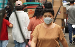 Hà Nội: Hàng quán chiếm dụng vỉa hè, người đi bộ len lỏi giữa dòng xe cộ