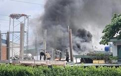 TP.HCM: Nhà có 10 phòng trọ bất ngờ bốc cháy, quốc lộ 1 kẹt xe nghiêm trọng