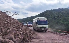 Thông tuyến vị trí sạt lở gây ách tắc giao thông trên QL15D lên cửa khẩu La Lay