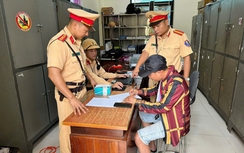 Tuyên Quang: CSGT xử lý 2 tài xế xe khách dương tính với ma túy