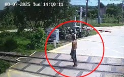 Người đàn ông vượt gác chắn, đứng giữa đường sắt khi tàu hỏa đang lao tới