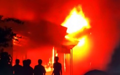 Phá cửa cứu bé trai trong căn nhà cháy ở An Giang