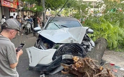 Hà Nội: Ô tô con tông hàng loạt xe máy rồi húc đổ cây xanh, nhiều người bị thương