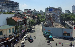 Công nhân đội nắng, gấp rút phá dỡ toà nhà "Hàm cá mập"