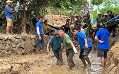 Cảm động thanh niên tình nguyện giúp người dân Nghệ An khắc phục sau lũ