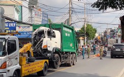 Va chạm với xe cứu hộ kéo theo xe rác, người đàn ông đi xe máy tử vong