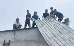 TP.HCM: Hỗ trợ kịp thời 5 hộ dân bị dông lốc tốc mái nhà, hư hỏng tài sản ở Phú Mỹ