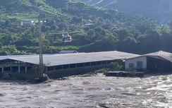 Trực thăng giải cứu 8 người dân bị cô lập do mưa lũ ở Sơn La