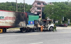 Xe container bốc cháy ngùn ngụt trên quốc lộ 1 đoạn qua Hà Tĩnh