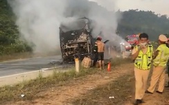 Huế: Ô tô chở 24 khách bất ngờ bốc cháy trên cao tốc La Sơn - Túy Loan