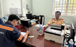 TP.HCM: Lái xe chở rác "diễn xiếc" trên đường bị xử phạt