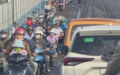 Cần Thơ: Dòng phương tiện xếp hàng dài chờ qua cầu tạm Ô Môn sau cơn mưa lớn