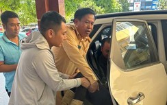 Hà Tĩnh: Hai cảnh sát giao thông kịp thời hỗ trợ đưa người phụ nữ bị tai nạn đi cấp cứu