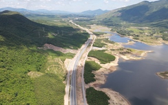 Ngắm khung cảnh hùng vĩ trên tuyến cao tốc Vũng Áng - Bùng trước ngày thông tuyến