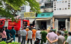 Phá cửa cứu cụ bà ngồi xe lăn và hai cháu nhỏ trong đám cháy nhà 3 tầng ở TP.HCM