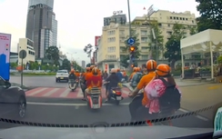 Xác minh nhóm người đi xe máy mặc đồng phục đồng loạt vượt đèn đỏ tại trung tâm TP.HCM