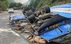 Ô tô tải mất phanh lật ngửa trên QL6 qua Phú Thọ, tài xế tử vong tại chỗ